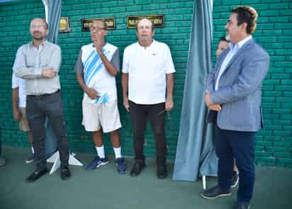Los hermanos Ernesto y Roberto Amador Cárdenas, destacados tenistas, fueron reconocidos en el Campestre de Gómez Palacio (RAMÓN SOTOMAYOR)