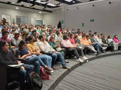 Los estudiantes acuden a las conferencias a cargo de expertos, quienes comparten sus conocimientos. (EL SIGLO DE TORREÓN)