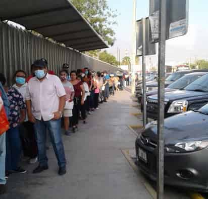 De lunes a viernes hay una gran cantidad de personas formadas esperando para ingresar a la farmacia y poder surtir sus medicinas. (ANGÉLICA SANDOVAL / EL SIGLO DE TORREÓN)