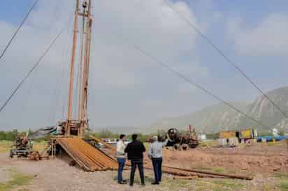 Las autoridades municipales acudieron a la zona de San Fernando donde se realiza la perforación. (EL SIGLO DE TORREÓN)