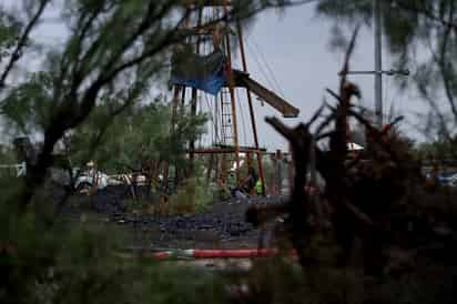 Hay avances muy importantes al cumplirse un mes del ingreso de maquinaria pesada al lugar del siniestro. (EFE)