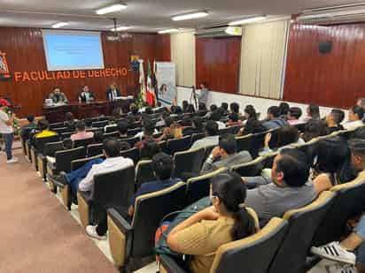 Presentación del Manual de Cumplimiento Tributario 2022, en el auditorio de la Facultad de Derecho de la UA de C. (EL SIGLO DE TORREÓN)