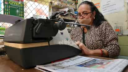 El escritorio público de doña Hermelinda Ávila sobrevive en un local del Mercado Juárez (VERÓNICA RIVERA)