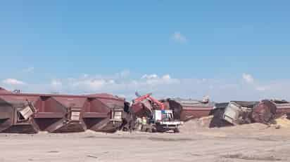 Apoyados con maquinaria pesada los trabajadores realizan las maniobras para retirar los vagones. (EL SIGLO DE TORREÓN)