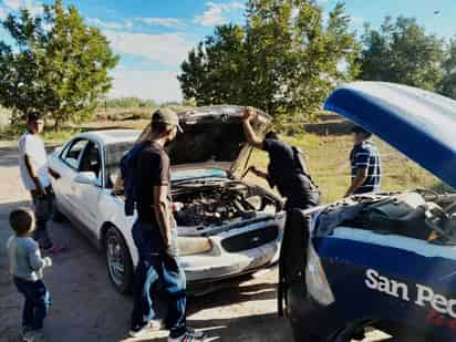 Los agentes de seguridad facilitan el número de atención ciudadana. (EL SIGLO DE TORREÓN)