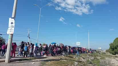 Cientos de personas acudieron al módulo de vacunación. (EL SIGLO DE TORREÓN)