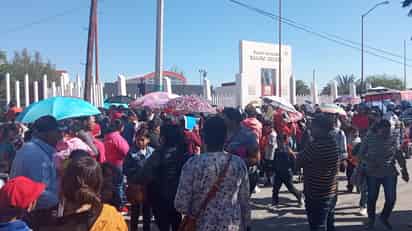 Hubo personas que llegaron desde las 7 de la tarde para formarse en la fila para la vacunación.