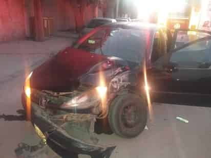 El accidente dejó a tres mujeres heridas, dos de ellas viajaban en el automóvil, el cual resultó con severos daños.