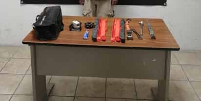 Detienen a hombre robando al interior de vehículo en Torreón