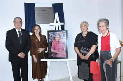 Develan placa en el Instituto María Cristina
