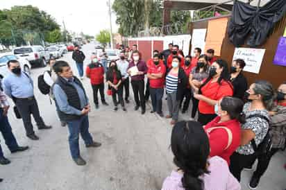 Ayer se tenía programado el Operativo Mochila en la secundaria técnica No. 75, pero no se pudo realizar por la protesta de docentes. (FERNÁNDO COMPEÁN / EL SIGLO DE TORREÓN)