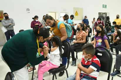 La jornada de vacunación contra la COVID-19 para niños y niñas se desarrolló ayer en orden y no hubo filas tan extensas. (FERNANDO COMPEÁN)