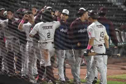 Los Algodoneros vinieron de atrás para vencer 16-10 a Sultanes en el Revolución, logrando su cuarta victoria por cero derrotas. (FOTOS: RAMÓN SOTOMAYOR)