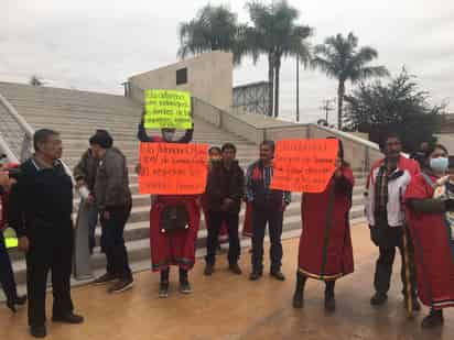 Vendedores triquis se manifestaron en la presidencia municipal de Torreón, donde dialogaron con las autoridades y acordaron una reubicación temporal en la Alameda.