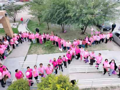 Ayer se realizaron distintas actividades en la Uneme para hacer conciencia entre la población sobre el cáncer de mama. (ANGÉLICA SANDOVAL / EL SIGLO DE TORREÓN)