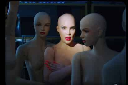 Belinda impacta como maniquí en el video musical de Me Encantaría junto a Abraham Mateo