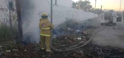 Bomberos acuden a extinguir fuego en tiradero de basura.
