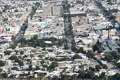 Buscarán mejoras de los techos de aquellas viviendas que se encuentran a lo largo del trayecto del Teleférico. (FERNÁNDO COMPEÁN / EL SIGLO DE TORREÓN)