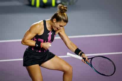 La griega Maria Sakkari celebra luego de conseguir la victoria 6-1, 5-7, 6-4 sobre Veronika Kudermetova, en los cuartos de final del Abierto de Guadalajara (EFE)