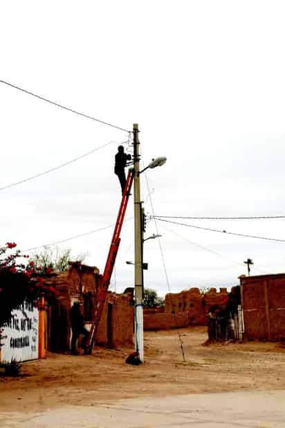 Se dejaron 30 lámparas funcionando en el ejido Nuevo Mundo. (EL SIGLO DE TORREÓN)