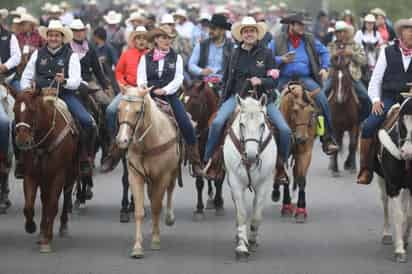 Como parte de las actividades desarrolladas en el mes de la lucha contra el cáncer, se llevó a cabo la cabalgata en Piedras Negras.