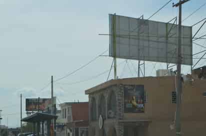 Acata el Municipio de Torreón la medida cautelar del Instituto Electoral para retirar espectaculares pero aparecieron otros nuevos.