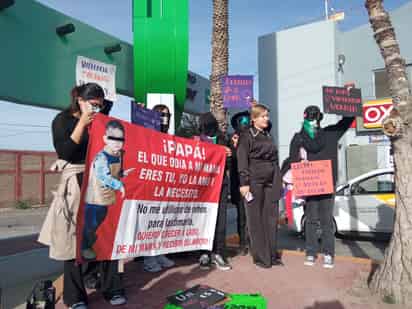 Con una marcha y con el cierre de las instalaciones de la Vicefiscalía, Yamileth Meraz, exigió a las autoridades que le retiren a su hijo a su agresor y se lo regresen.