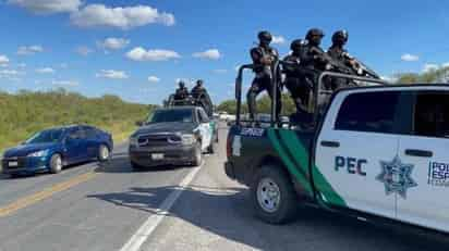 Uno de los agentes policiales está herido, informó el Estado.