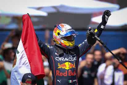 Frente a miles de fanáticos, Sergio Pérez recorrió algunas calles de Guadalajara en el histórico monoplaza de Red Bull de 2011, en el llamado 'Show Run' de la escudería austriaca previo al Gran Premio de México que se correrá este fin de semana en el Autódromo Hermanos Rodríguez. (FOTOS: EFE)