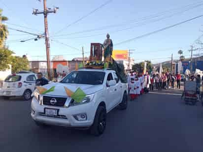 Las reliquias son expuestas en un relicario, protegido dentro de una vitrina, que a su vez se montó en un vehículo junto con una imagen del apóstol para realizar la procesión. (EL SIGLO DE TORREÓN)