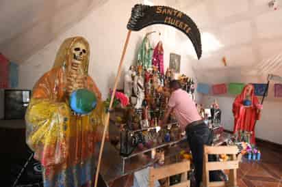 Abril y Fernando tienen preparada una gran fiesta de 24 horas el próximo 1 de noviembre. (FERNÁNDO COMPEÁN / EL SIGLO DE TORREÓN)