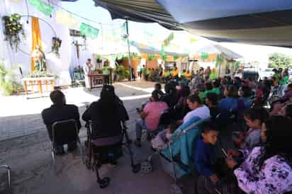 Fueron más de 100 kilos de carne y 50 kilos de sopa, los integrantes de la familia Lozano entregaron entre los asistentes. (FERNANDO COMPEÁN)