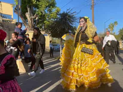 Personas de todas las edades se reunieron en la Alameda para dar inicio al primer desfile de catrines.