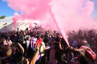 Ciudadanos de todas las edades participaron en la primera edición de la Marea Rosa en la Comarca Lagunera que organizó el DIF.