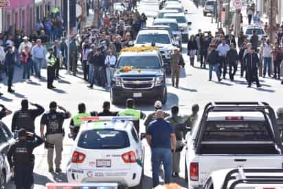 Al salir de la Catedral de Guadalupe, el cortejo partió por la calle Independencia hacia la explanada de la presidencia municipal.