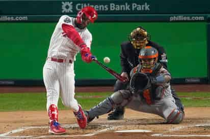 Bryce Harper puso al frente a los Filis con un cuadrangular de dos carreras en la parte baja de la primera entrada.