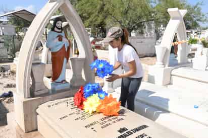 En el 1 de noviembre, doña Raquel recordó a su nieta y Cristina, a su pequeño quien falleciera a los tres meses de nacido. (FERNÁNDO COMPEÁN / EL SIGLO DE TORREÓN)