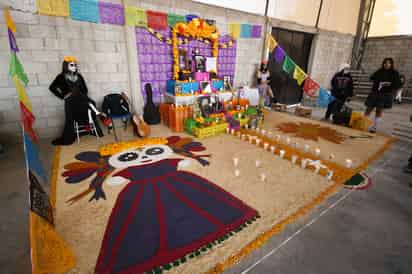Ayer se pudo observar una gran cantidad de altares de muertos en las escuelas de La Laguna. (ÉRICK SOTOMAYOR / EL SIGLO DE TORREÓN)