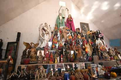 La celebración de la Santa Muerte no pertenece a la iglesia católica, aunque cuenta con algunos ritos propios de la religión. (FERNÁNDO COMPEÁN / EL SIGLO DE TORREÓN)