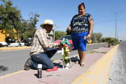 Su abuelo paterno Fernando Reyes fue el encargado de remozar la cruz que la madre del pequeño colocó en el lugar del accidente. (FERNANDO COMPEÁN)