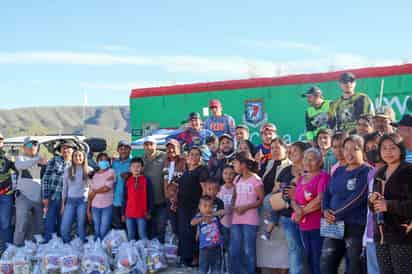 Los participantes realizaron la entrega de despensas, ropa y medicamento para familias de bajos recursos. (EL SIGLO DE TORREÓN)