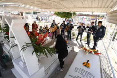 La música alegró el día de Muertos en el cementerio municipal de Gómez Palacio a los cientos de visitantes, quienes recordaron a sus seres queridos con las canciones que más les gustaban.