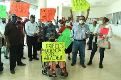 Pensionados del Ayuntamiento ayer bloquearon la presidencia municipal de Torreón, exigían ver al alcalde. (FERNANDO COMPEÁN)