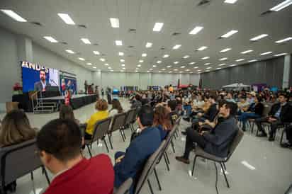 Decenas de jóvenes universitarios acudieron al Segundo Congreso Fuerzas que Emprenden. (ÉRICK SOTOMAYOR / EL SIGLO DE TORREÓN)