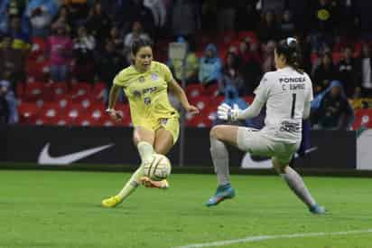 Scarlett Camberos define de gran manera para marcar el segundo tanto de las Águilas, en la victoria 3-1 sobre Chivas (EFE)