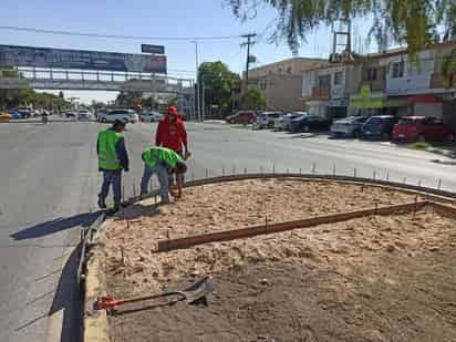 Avanzan trabajos en los camellones de la ciudad de Torreón para hacerlos sustentables. (EL SIGLO DE TORREÓN)