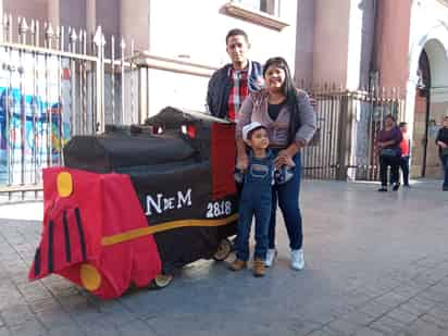 El pequeño también lució el uniforme tradicional de los ferrocarrileros junto con su boina. (Foto: GUADALUPE MIRANDA / EL SIGLO DE TORREÓN)