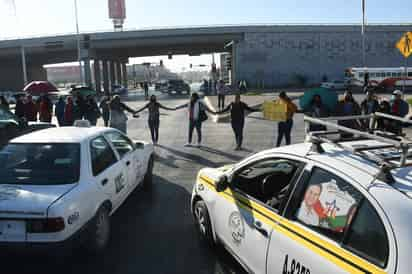 La protesta de docentes inició después de las 8 de la mañana y generó caos vial en Gómez Palacio. (FERNÁNDO COMPEÁN / EL SIGLO DE TORREÓN)