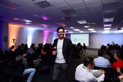 Armando Regil Velasco presentó la conferencia (Re)invéntate en las instalaciones del Instituto Tecnológico de Monterrey.