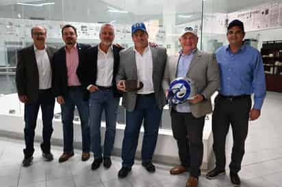 El coach Gaytán McGregor, así como los entonces jugadores del TEC de Monterrey Campus Laguna, Manuel Rosales, Jaime Russek, Miguel Irazoqui, Juan de Dios 'El Archi' Hernández y Alfredo Murra, estuvieron en El Siglo de Torreón, donde platicaron anécdotas y recuerdos del campeonato conseguido hace 30 años en el Infierno Azul.